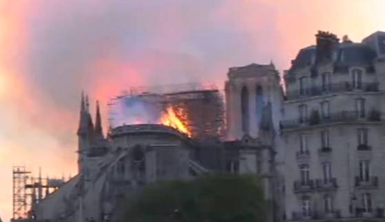 La cathédrale Notre-Dame de Paris en feu (En Direct)