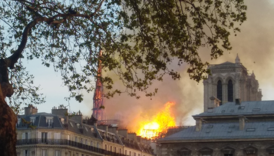 Incendie à Notre-Dame de Paris: "L'ensemble du feu est éteint", selon les pompiers