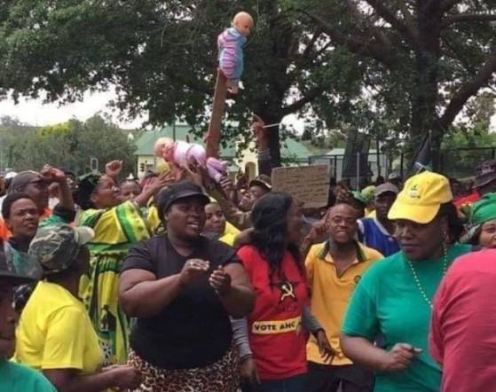 Afrique du Sud : l’ANC défile avec des poupées blanches "crucifiées"
