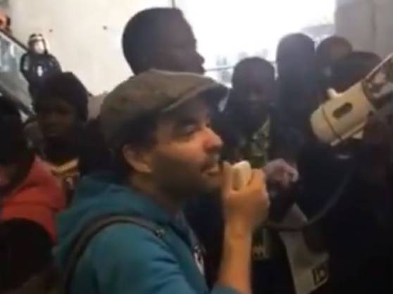 Des clandestins occupent un terminal de Roissy en criant : «La France c'est pas aux Français, toute l'Afrique a le droit d'être ici» (VIDEOS)