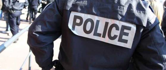 À Paris, un homme armé d'un couteau attaque des policiers