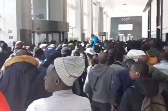 Des migrants occupent le siège du groupe Elior à La Défense et demandent "des papiers pour tous" (Vidéo)