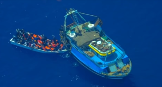 Un bateau de pêche filmé en Méditerranée en train de débarquer des migrants sur une petite embarcation (Vidéo)