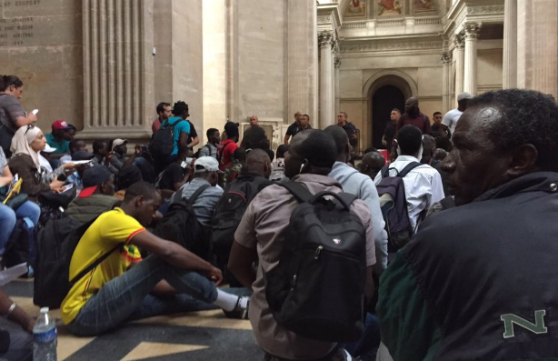 🔴Des migrants des "Gilets Noirs" envahissent le Panthéon pour réclamer des papiers (Vidéo)🎥