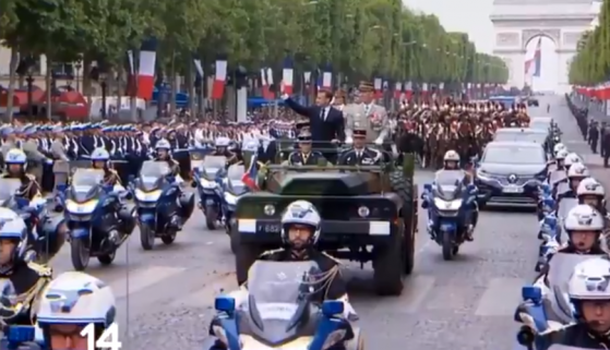 14 juillet : Emmanuel Macron copieusement sifflé pendant sa descente des Champs-Élysées. Des Gilets Jaunes sur place (Vidéo)🎥