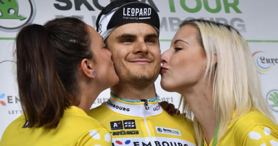 Tour de France : à défaut d’y monter, les féministes s’en prennent aux hôtesses du podium
