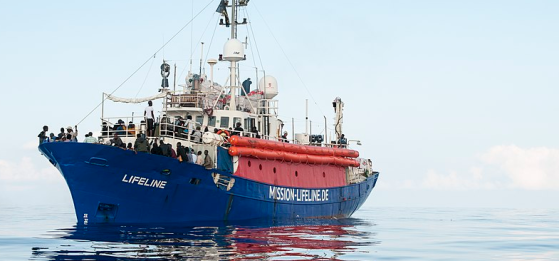 Migrants : un navire de l'ONG Lifeline saisi par l'Italie