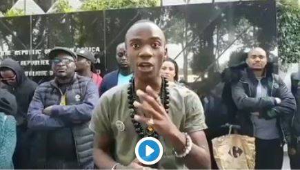 Paris : un membre de la Ligue de défense noire africaine (LDNA) appelle à tuer des "Blancs, des Indiens et des Chinois" plutôt que de se tuer "entre frères" en Afrique du sud (Vidéo)