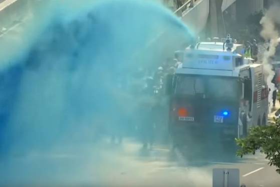 Affrontements à Hong Kong : des manifestants lancent des "bombes à essence" sur des bâtiments gouvernementaux