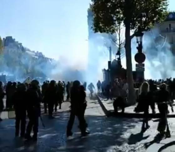 Gilets jaunes : tensions sur les Champs-Elysées, des dizaines d'interpellations et saisie de matériel