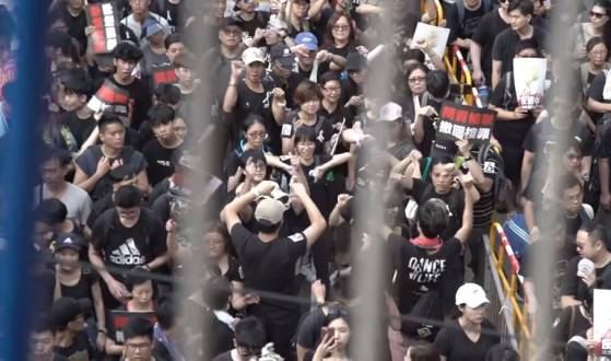 Hong Kong : la police déloge des manifestants d'un centre commercial