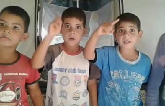 Des enfants de l'Etat islamique, détenus en Syrie, promettent d'« écraser la tête des non-croyants » (Vidéo)