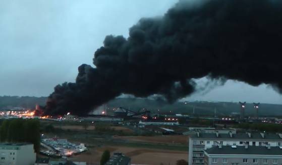Rouen : selon les autorités locales, l'incendie de l'usine de Lubrizol menace de polluer la Seine