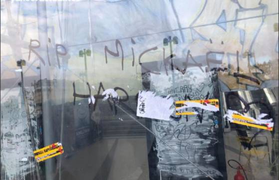 Paris : À l’extérieur du centre commercial « Italie 2 », occupé samedi par l’extrême-gauche, ont été retrouvés des tags "RIP Mikael Harpon" et "Couteau en céramique"
