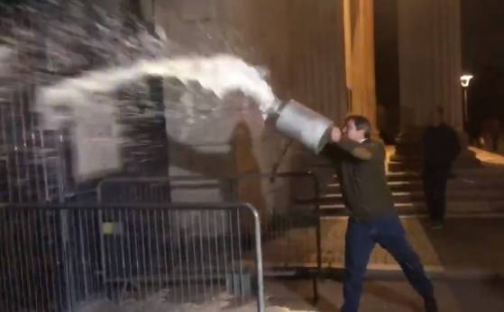 Lubrizol : plusieurs agriculteurs en colère déversent du lait devant la Préfecture de Rouen