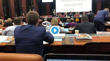 Des élus du Rassemblement National quittent la séance du Conseil régional de Dijon pour protester contre la présence d’une accompagnatrice scolaire voilée (Vidéo)