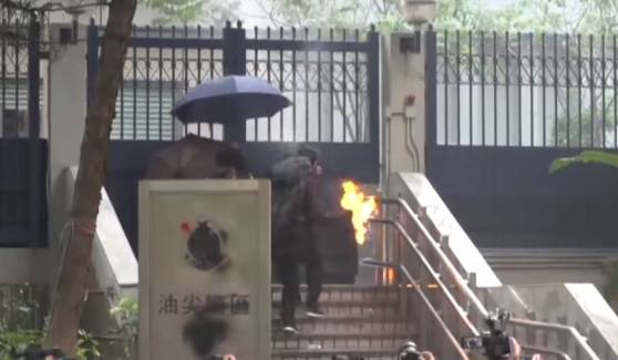 Hong Kong : des manifestants lancent des cocktails Molotov sur un poste de police (Vidéo)