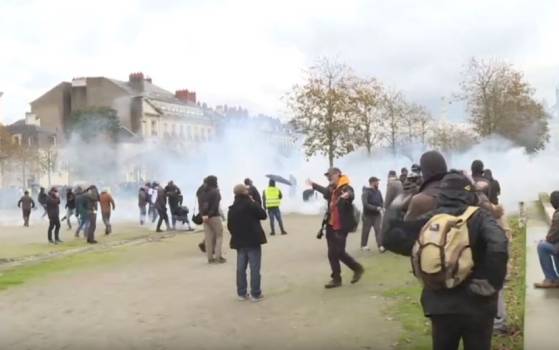 Gilets Jaunes : le calme revient sur la Place d'Italie à Paris, des tensions à Lyon et à Nantes (Vidéo)