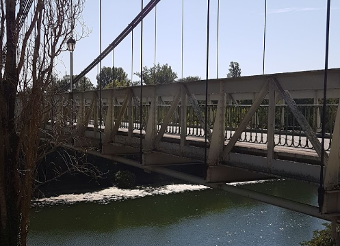 Un pont suspendu s’effondre dans la rivière près de Toulouse, au moins un mort et plusieurs blessés