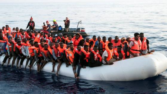 Grèce, Italie : migrants et ONG pro-migrants continuent de débarquer…
