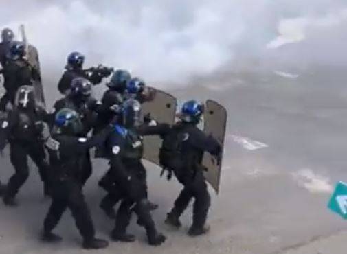 Débordements à Lyon : premières charges de la police et utilisation de gaz lacrymogènes (Vidéo)