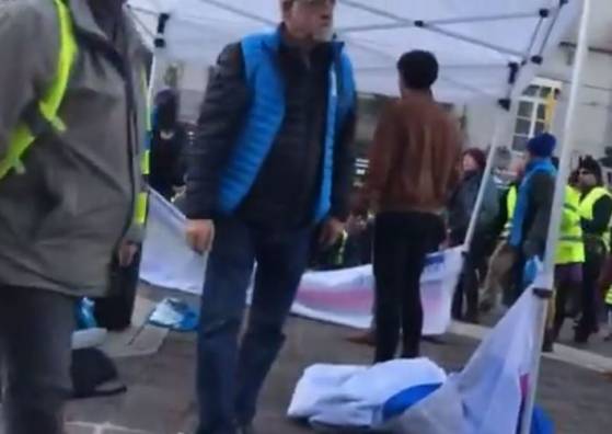 "Cassez-vous !" : un stand de La République En Marche saccagé par des manifestants samedi à Grenoble (Vidéo)