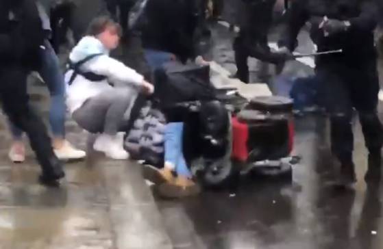 Des policiers chargent des manifestants et renversent une personne en chaise roulante à Rennes (Vidéo)