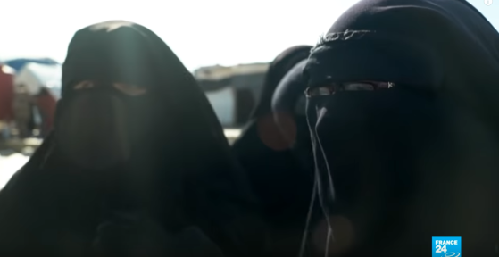 Deux femmes de djihadistes renvoyées de Turquie mises en examen en France
