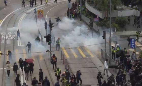 Hong Kong: heurts entre manifestants et policiers après l'ordre de dispersion (Vidéo)