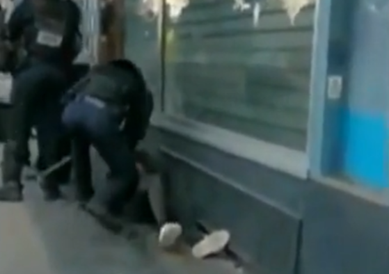 Le manifestant filmé en train d'être frappé au sol crachait du sang au visage du policier, assure le syndicat Alliance