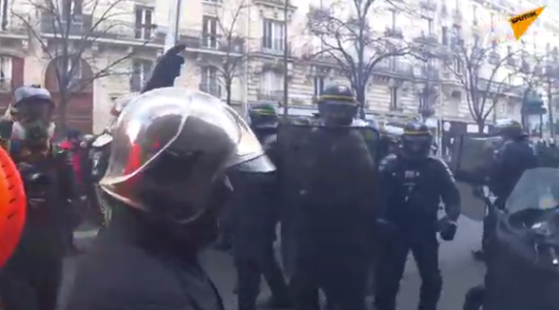 [VIDÉO] Tensions entre pompiers et policiers à Paris