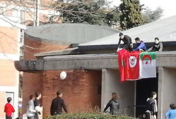 Albi : des drapeaux du Maroc, de la Tunisie et de l’Algérie accrochés sur le toit de l’Église, le prêtre porte plainte