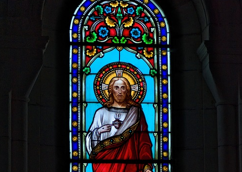 On a tiré sur le Christ de l’église Saint-Amé, à Herlies, plusieurs vitraux sont abîmés