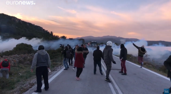Nouveau centre de migrants à Lesbos : les manifestants font fuir la police antiémeute