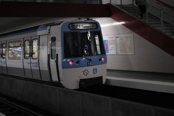 Un homme meurt écrasé par le métro à Paris