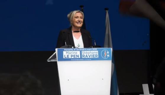 Marine Le Pen : «La France et l'Europe doivent venir au secours de la Grèce et inverser totalement la politique d'immigration»