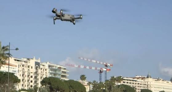Confinement: un drone survole plusieurs villes des Alpes-Maritimes pour inciter la population à rester chez elle (Vidéo)