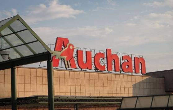 Auchan annonce le versement d'une prime de 1.000 euros à 65.000 employés français "pour saluer leur exceptionnel engagement dans la crise sanitaire"