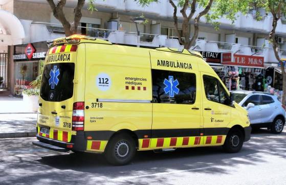 En Espagne, des ambulances transportant des malades du coronavirus bloquées et caillassées par des jeunes, qui s'en prennent ensuite aux forces de l'ordre