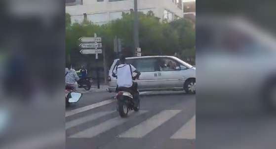 Vaulx-en-Velin (69): un jeune de 14 ans qui faisait du rodéo sur un scooter, sans casque, s’est grièvement blessé en percutant une voiture vendredi