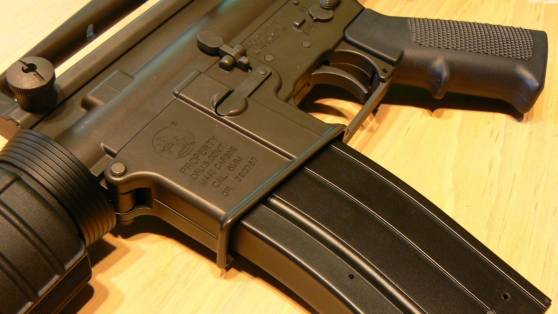 Saint-Ouen : De nombreux fusils, des pistolets-mitrailleurs et des munitions découverts dans un parking