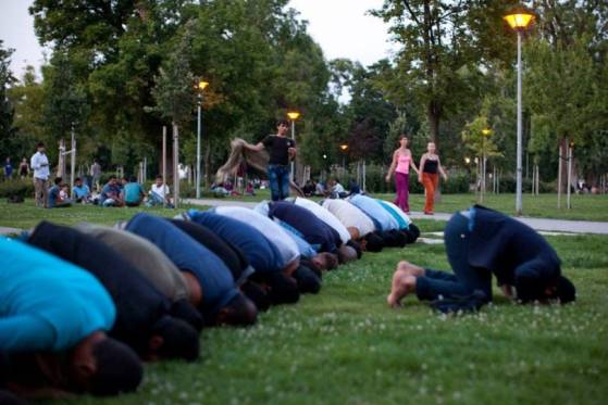 Allemagne: un magasin IKEA prête son parking à des centaines de musulmans pour prier [Vidéo]