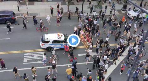 Mort de George Floyd: bloquées par des manifestants, des voitures de police forcent le passage en avançant sur la foule à New-York (Vidéo)
