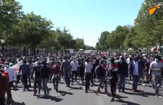 Paris. L’Etat français laisse une manifestation d’immigrés clandestins se dérouler, avec violences, malgré son interdiction (Vidéo)