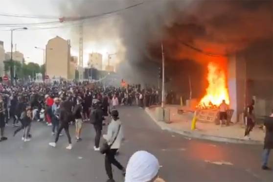 Affaire Adama Traoré: la manifestation interdite à Paris, mais tolérée, a viré à l’émeute mardi soir (Vidéo)