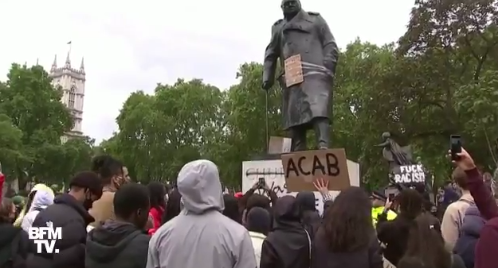 [VIDÉO] Londres : des manifestants taguent "raciste" sur la statue de Winston Churchill