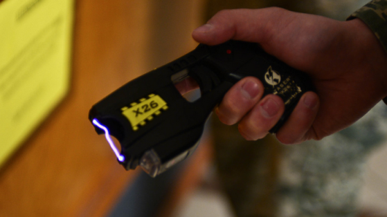 Le pistolet à impulsion électrique va remplacer la méthode «d’étranglement» dans la police
