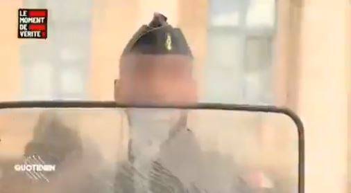 «Sale vendu !» : un gendarme noir insulté lors du rassemblement contre les violences policières sur le Champ de Mars (Vidéo)