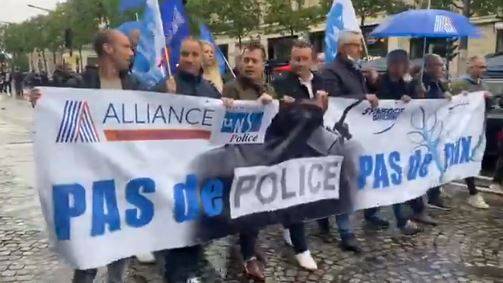 Furieux contre Christophe Castaner, des policiers manifestent spontanément sur les Champs-Élysées à Paris (Vidéo)