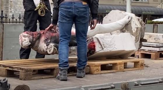 Black Lives Matter: une statue vandalisée de l'ex-roi des Belges, Léopold II, a été retirée et placée dans les réserves d'un musée local d'Anvers (Vidéo)